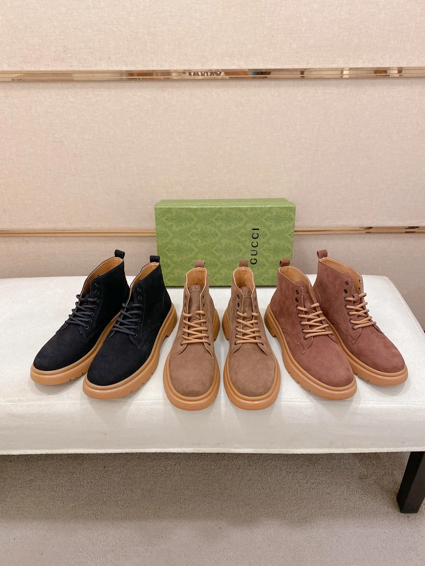 Men's shoes💰 440💰 Leather and velvet lining optional! The new high-top GUCCI counters are on the market at the same time. The new men's shoes and 😘fabric are selected from imported cowhide. The lining: leather lining and plush lining are optional. 👍🏿 High-end ☄️ air-cushion molded anti-slip rubber outsole, exquisite lines, simple and elegant, comfortable and high-end for leisure travel. Code number: 38 to 44 (45 can be customized and cannot be returned or exchanged)